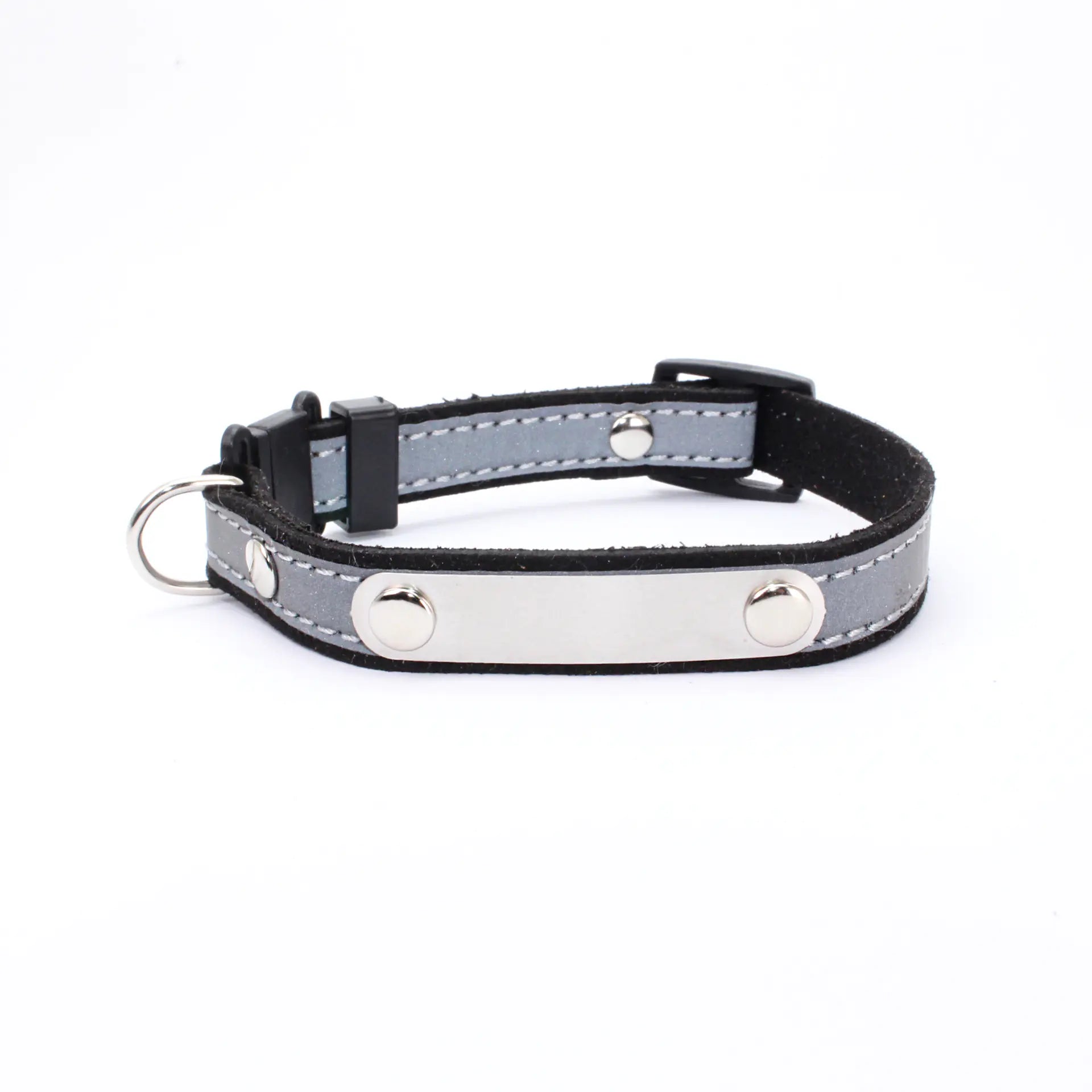 Light-Reflecting Pet Collar with Safety Plug
